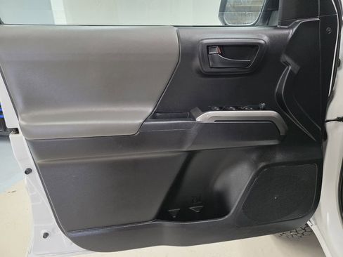 Used 2020 Toyota Tacoma SR5 AWD/4WD image 17