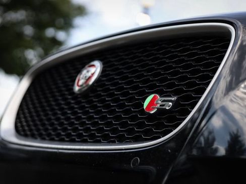 Used 2018 Jaguar XF S AWD/4WD image 18