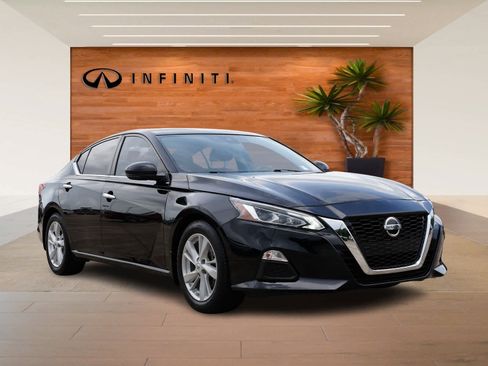 Used 2022 Nissan Altima 2.5 SV w/ SV Premium Package image 3