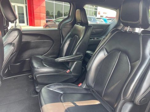 Used 2023 Chrysler Pacifica Touring-L w/ S Appearance Package FWD image 13