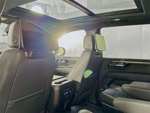 New 2025 Chevrolet Suburban Premier image 37