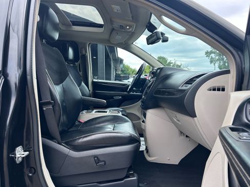 Used 2016 Chrysler Town & Country Limited Platinum FWD image 12