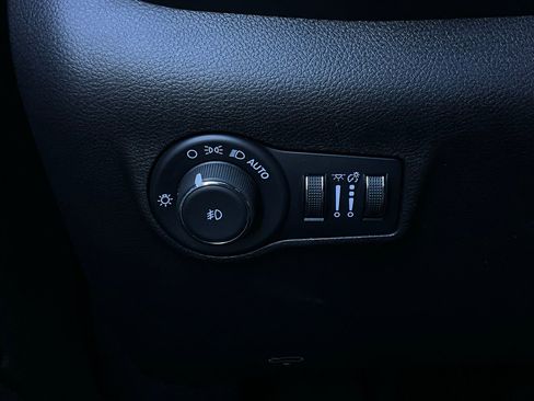 Used 2025 Jeep Compass Trailhawk image 21