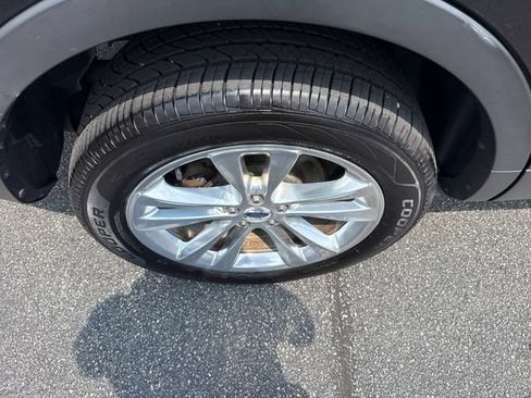 Used 2019 Ford Explorer XLT w/ Equipment Group 202A AWD/4WD image 18