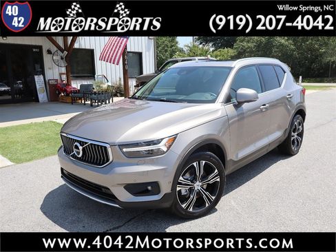 Used 2022 Volvo XC40 T5 Inscription AWD/4WD image 1