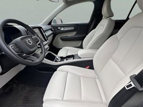 Used 2025 Volvo XC40 B5 Ultra image 8
