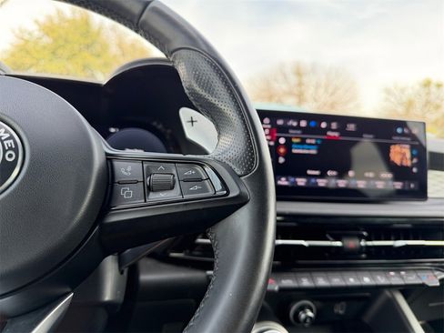 Used 2024 Alfa Romeo Tonale Ti w/ Premium Interior Package image 25