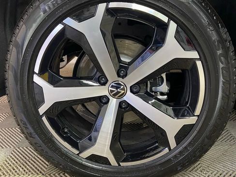 New 2026 Volkswagen Tiguan SE image 9