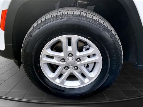 Used 2024 Jeep Grand Cherokee Laredo AWD/4WD image 8