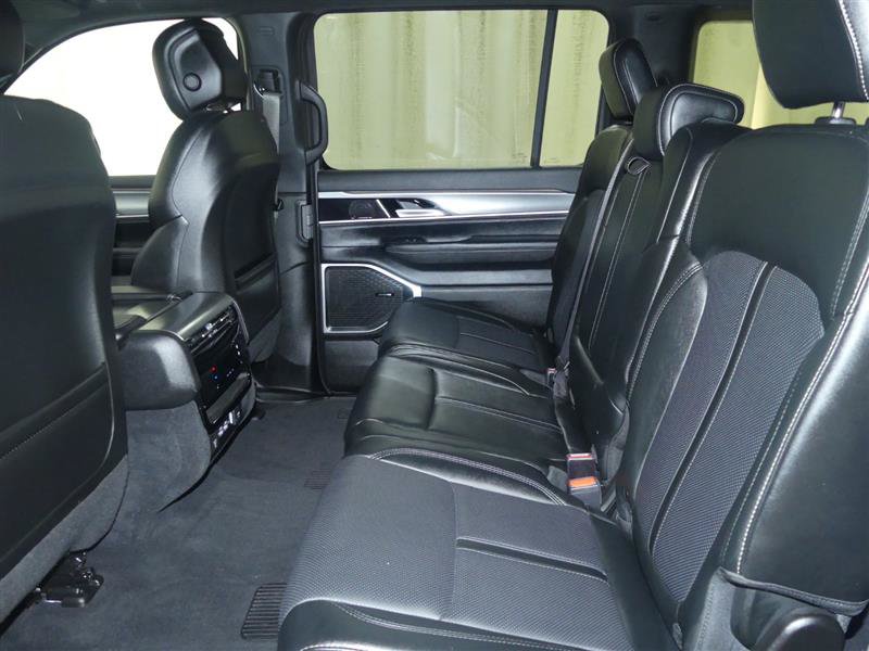 Used 2025 Jeep Wagoneer L Series II w/ 8-pass Seating Package AWD/4WD image 28