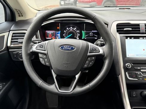 Used 2017 Ford Fusion SE w/ Fusion SE Technology Package FWD image 11