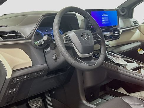 New 2026 Toyota Sienna Platinum AWD/4WD image 9