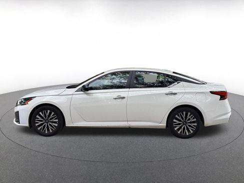 Used 2025 Nissan Altima 2.5 SV FWD image 7