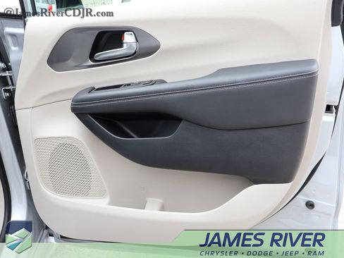 Used 2024 Chrysler Pacifica Touring-L image 8