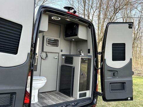 Used 2024 Mercedes-Benz Sprinter 3500 image 5