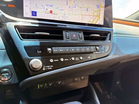 Used 2025 Lexus ES 300h w/ Premium Package FWD image 25