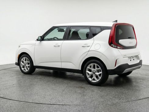 Used 2025 Kia Soul LX w/ LX Technology Package FWD image 6