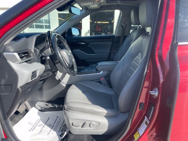Used 2020 Toyota Highlander XLE AWD/4WD image 19