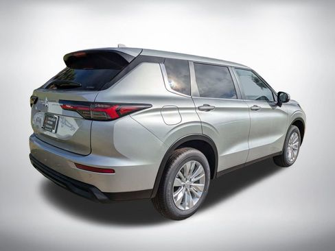 New 2026 Mitsubishi Outlander ES image 4