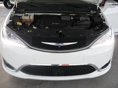 Used 2018 Chrysler Pacifica Limited w/ Advanced Safetytec Group FWD image 39