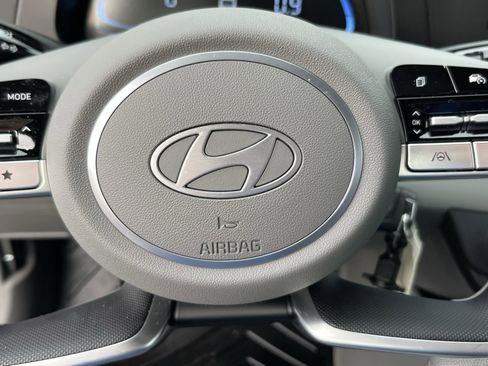 Certified 2025 Hyundai Elantra SE image 17