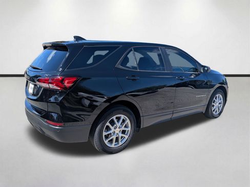 Used 2023 Chevrolet Equinox LS w/ LS Convenience Package FWD image 4