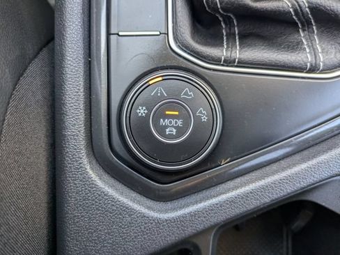 Used 2022 Volkswagen Tiguan SE AWD/4WD image 28
