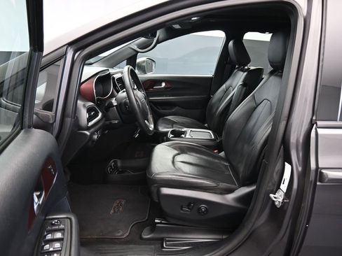 Used 2020 Chrysler Pacifica Touring-L image 11