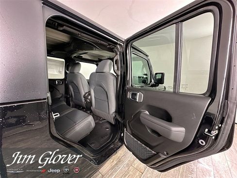 New 2025 Jeep Gladiator Sport image 18