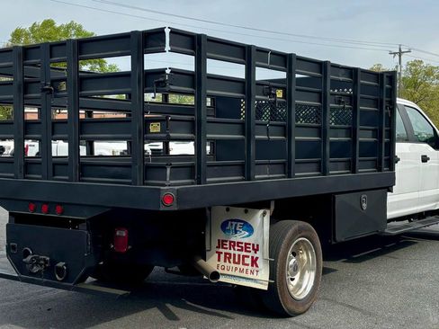 Used 2022 Ford F550 4x4 Crew Cab Super Duty w/ Power Equipment Group image 6