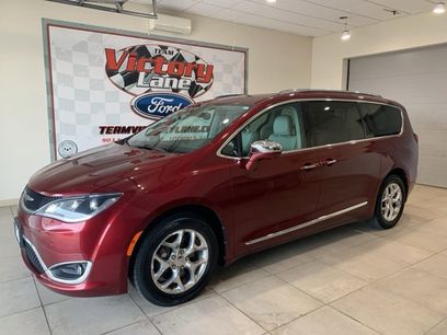 Used 2017 Chrysler Pacifica Limited w/ UConnect Theater Package