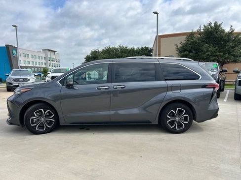 Used 2025 Toyota Sienna Platinum AWD/4WD image 7