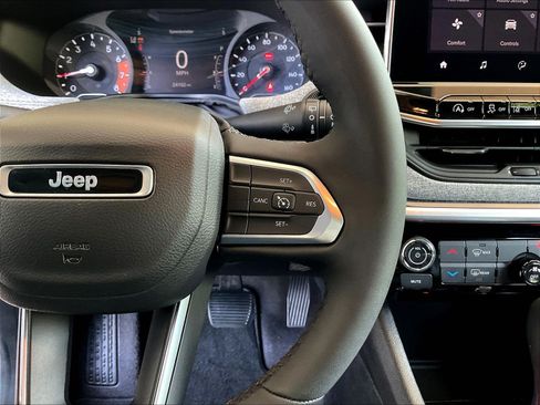 Used 2023 Jeep Compass Latitude AWD/4WD image 12