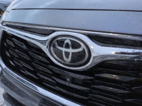 Used 2023 Toyota Highlander Platinum image 10