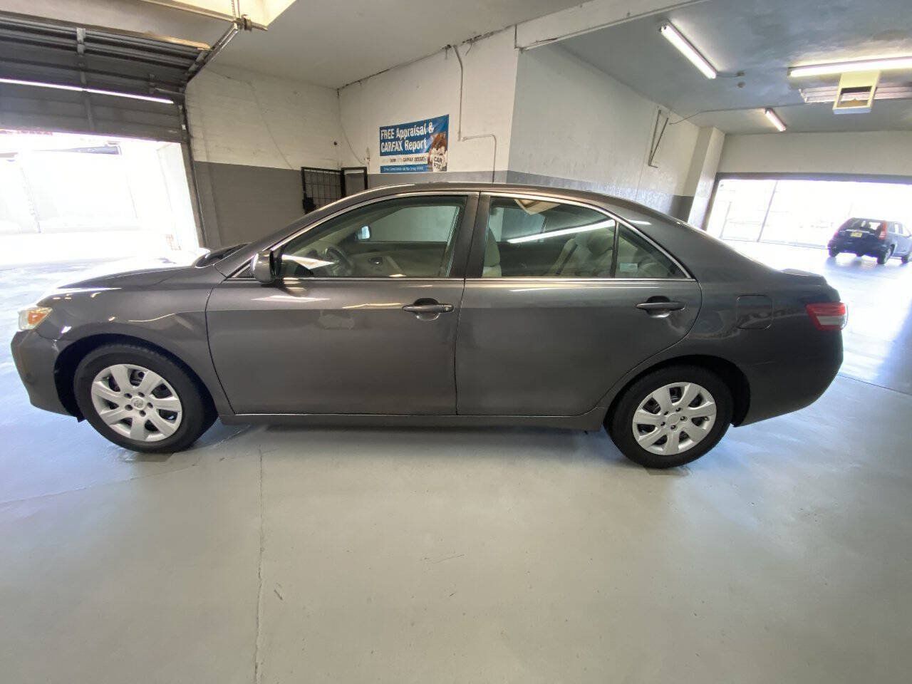 Used 2011 Toyota Camry LE FWD image 23