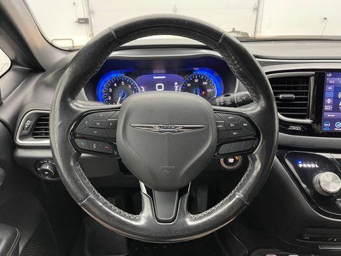 Used 2020 Chrysler Pacifica Touring-L Plus w/ S Appearance Package FWD image 19