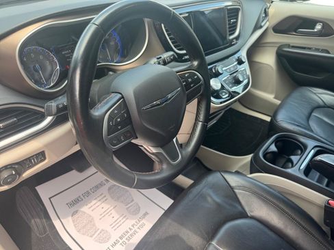 Used 2017 Chrysler Pacifica Touring-L FWD image 3