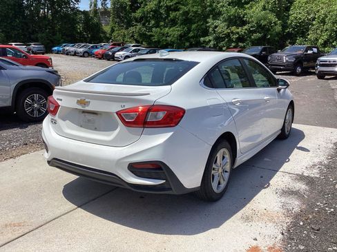 Used 2018 Chevrolet Cruze LT w/ Sun And Sound Package FWD image 4