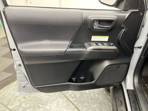 Used 2019 Toyota Tacoma TRD Off-Road image 8