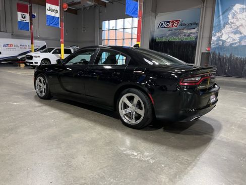 Used 2017 Dodge Charger R/T image 3