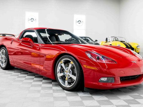 Used 2009 Chevrolet Corvette Coupe w/ Z51 Performance Package RWD image 13