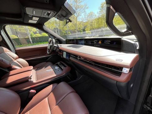 Used 2025 Lincoln Navigator Reserve image 29