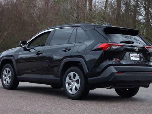 Used 2021 Toyota RAV4 LE image 3