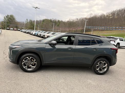Used 2025 Chevrolet Trax LT w/ LT Convenience Package FWD image 8