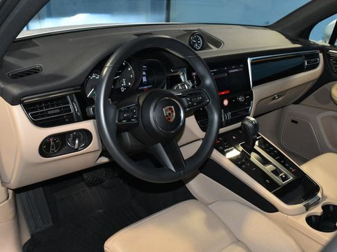 Certified 2025 Porsche Macan AWD/4WD image 4