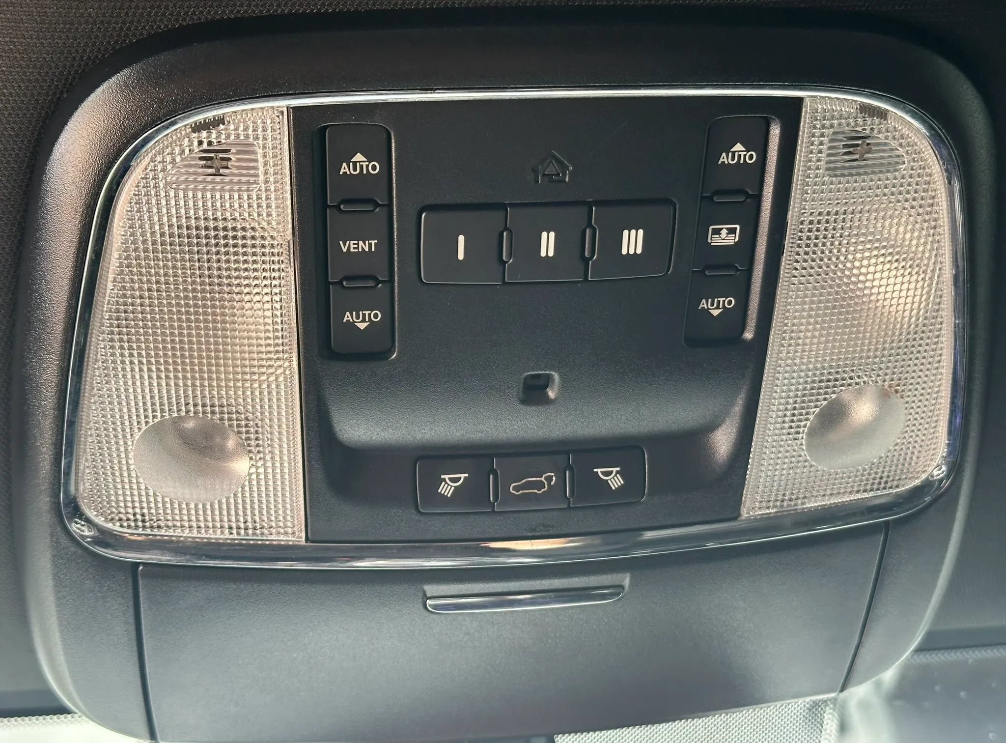 Used 2019 Jeep Grand Cherokee Overland AWD/4WD image 24
