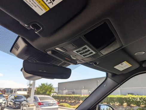 Used 2023 Land Rover Discovery S R-Dynamic image 28