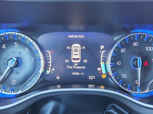 Used 2024 Chrysler Pacifica Touring-L FWD image 11