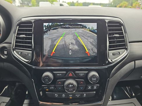 Used 2022 Jeep Grand Cherokee Laredo X AWD/4WD image 12