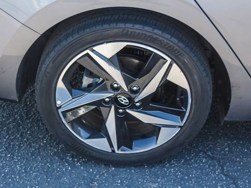 Used 2022 Hyundai Elantra Limited image 12